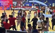 湖南青少年篮球决赛现场两队互殴！