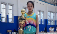 狂飙里的小黄瑶拿了篮球联赛冠军！