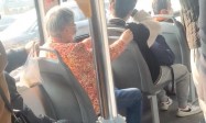 学生在公交车上未让座被老人骂哭 目击者：老人不仅辱骂，还动手打人
