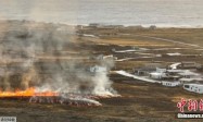 冰岛一火山喷发 熔岩流入附近小镇